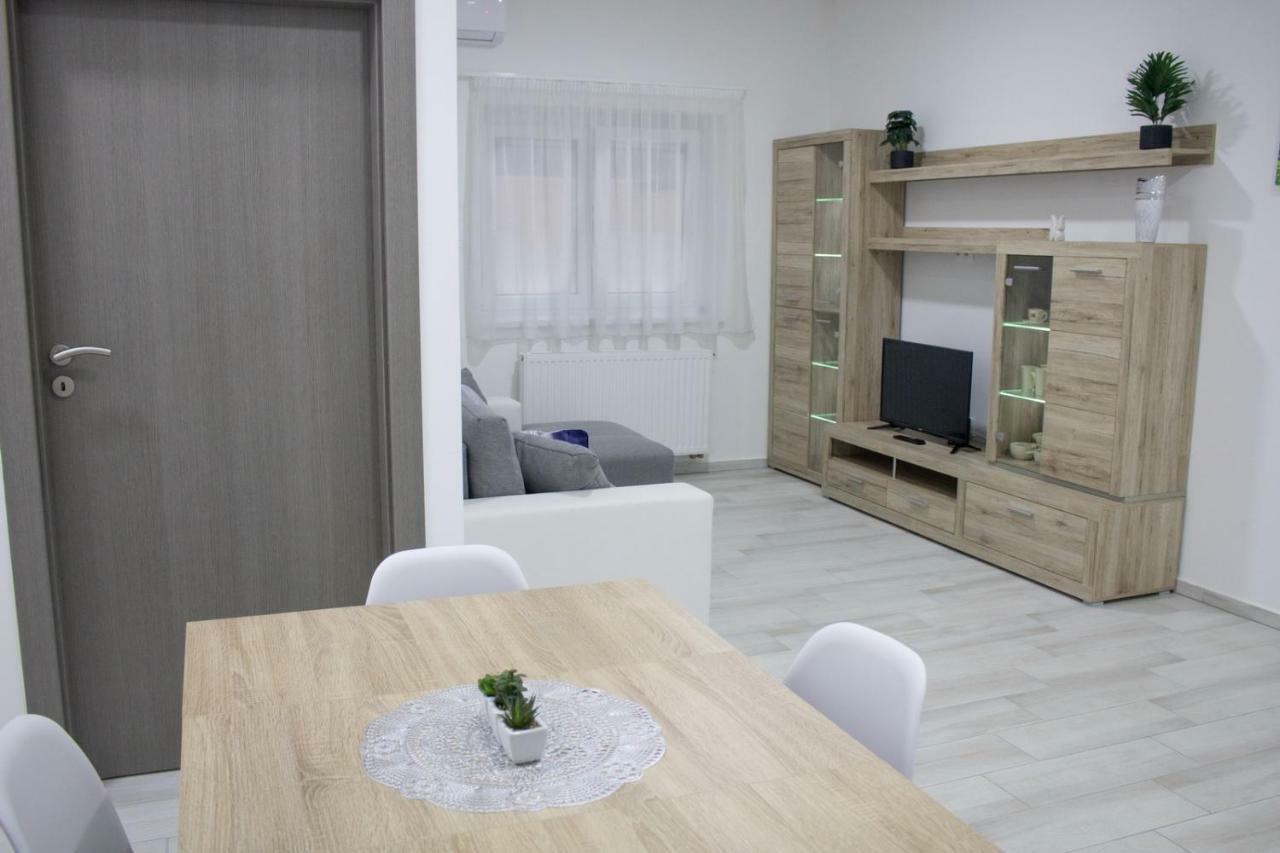 Trika Apartman Sarvar Exterior photo