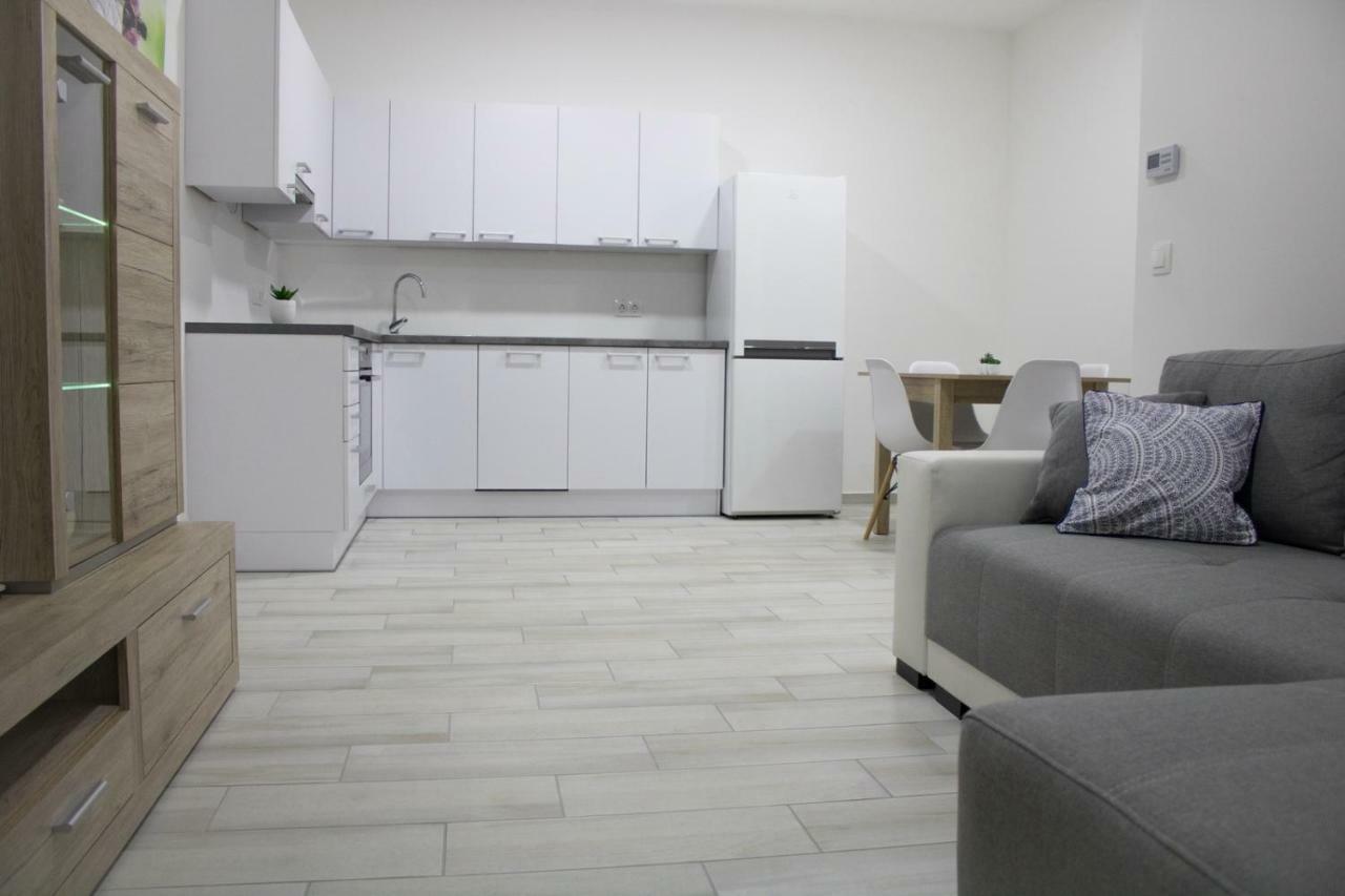 Trika Apartman Sarvar Exterior photo